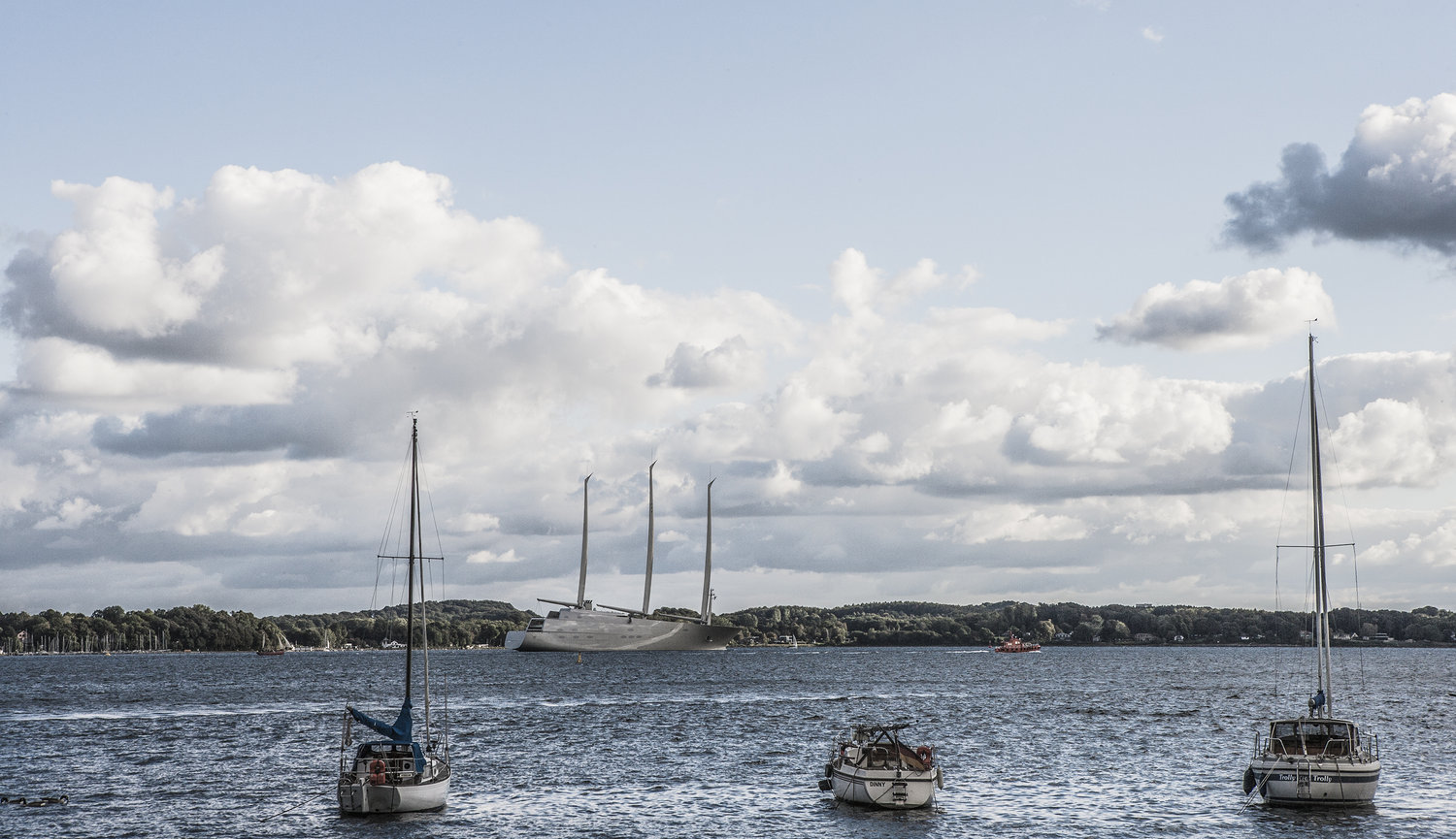 Ausblick vom Skagerrakuferufer auf die Segelyacht A